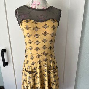Bee Retro Fitted Dress